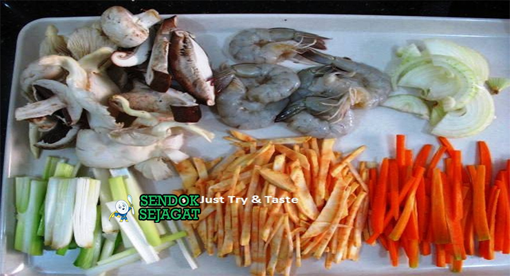Bahan-bahan untuk Tempura, termasuk udang dan tepung