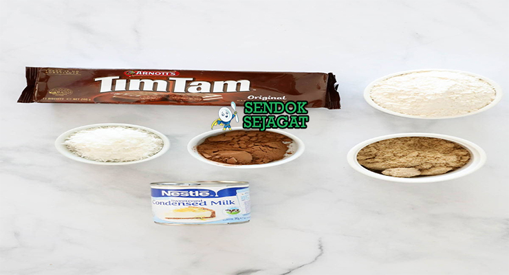 Bahan-bahan untuk Australian Tim Tam Slice, termasuk biskuit Tim Tam dan cokelat