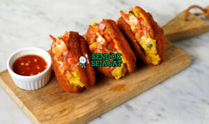 Acarajé dengan saus vatapá dan salad tomat