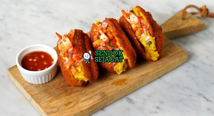 Acarajé dengan saus vatapá dan salad tomat