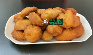 Akara dengan fritter kacang renyah keemasan