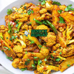 Aloo Gobi dengan kembang kol dan kentang di piring saji