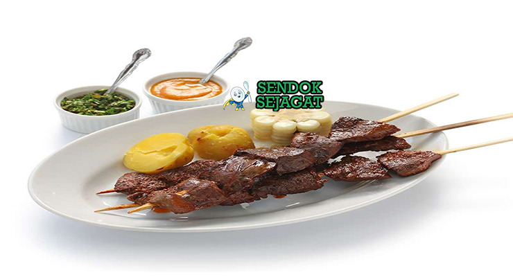 Anticuchos dengan sate hati dan kentang rebus