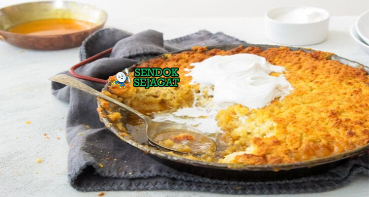 Anzac Biscuit Pudding dengan custard dan es krim vanila