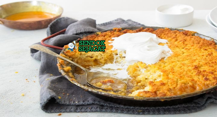 Anzac Biscuit Pudding dengan custard dan es krim vanila
