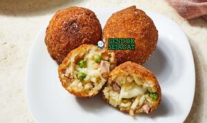 Arancini dengan bola nasi renyah dan saus tomat