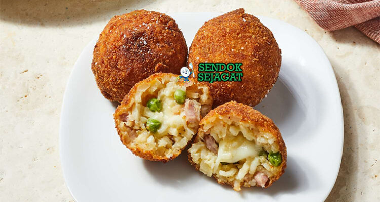 Arancini dengan bola nasi renyah dan saus tomat