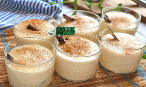 Arroz con Leche dengan taburan kayu manis di mangkuk