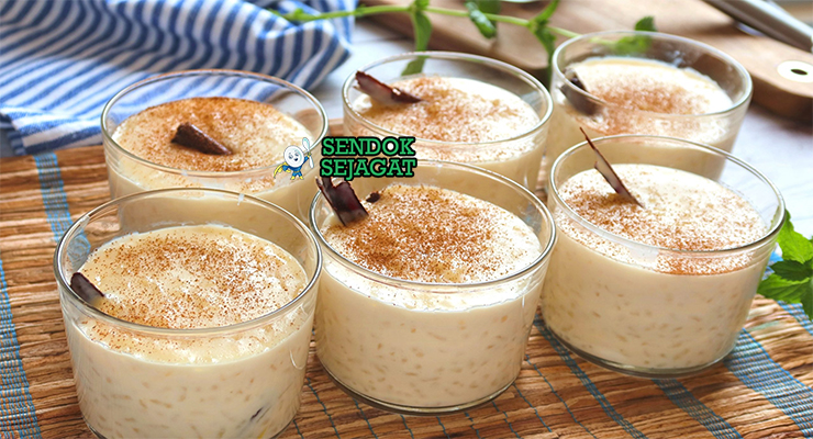 Arroz con Leche dengan taburan kayu manis di mangkuk