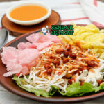 Asinan Betawi dengan sayuran segar dan saus kacang pedas