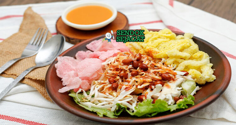 Asinan Betawi dengan sayuran segar dan saus kacang pedas