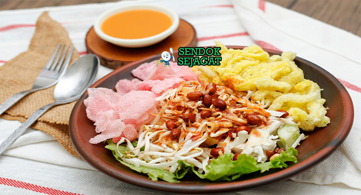 Asinan Betawi dengan sayuran segar dan saus kacang pedas