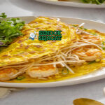 Banh Xeo crepe dengan isian udang dan herba segar