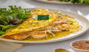 Banh Xeo crepe dengan isian udang dan herba segar