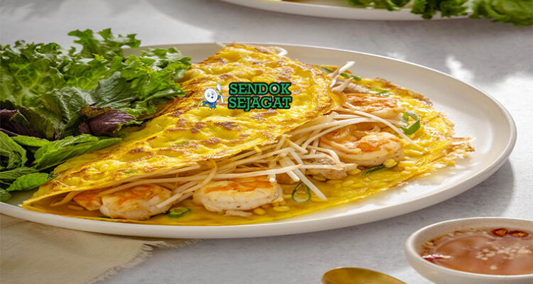 Banh Xeo crepe dengan isian udang dan herba segar