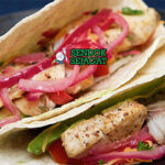 Barramundi Fish Tacos dengan ikan panggang dan alpukat di tortilla