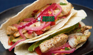 Barramundi Fish Tacos dengan ikan panggang dan alpukat di tortilla