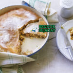 Bastilla dengan pastri lapis dan isian almond di piring saji