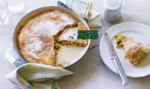 Bastilla dengan pastri lapis dan isian almond di piring saji