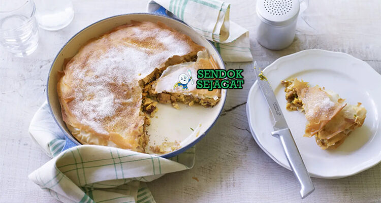 Bastilla dengan pastri lapis dan isian almond di piring saji