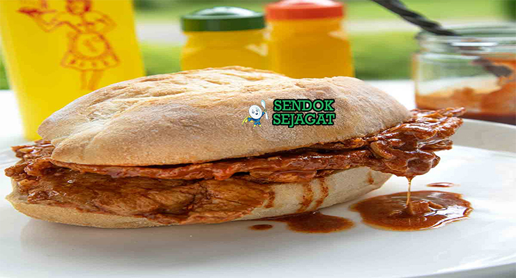 Bifanas dengan daging babi marinasi di roti crusty