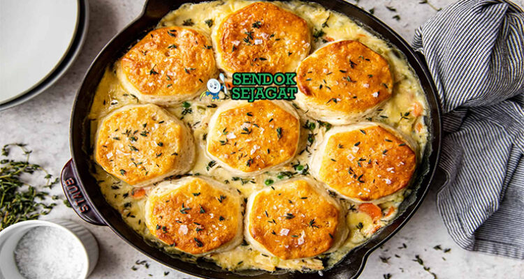 Biscuit Topped Chicken Pie dengan biskuit keemasan dan isian creamy
