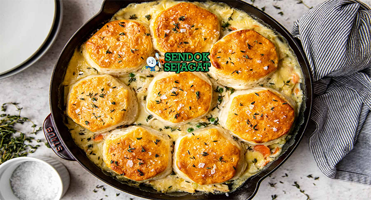 Biscuit Topped Chicken Pie dengan biskuit keemasan dan isian creamy