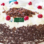 Black Forest Cake dengan lapisan cokelat, krim, dan ceri