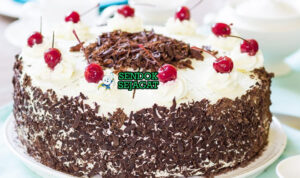 Black Forest Cake dengan lapisan cokelat, krim, dan ceri