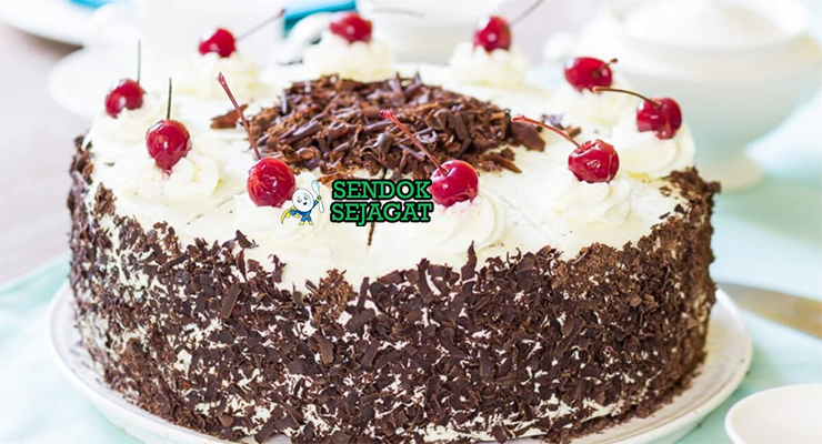 Black Forest Cake dengan lapisan cokelat, krim, dan ceri