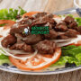 Bò Lúc Lắc dengan daging tumis dan bawang bombay di piring saji