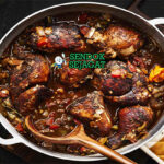 Brown Stew Chicken dengan saus cokelat di piring saji