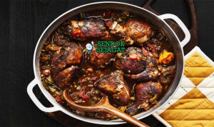 Brown Stew Chicken dengan saus cokelat di piring saji