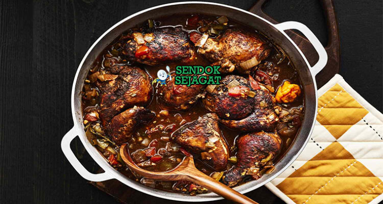 Brown Stew Chicken dengan saus cokelat di piring saji
