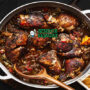 Brown Stew Chicken dengan saus cokelat di piring saji