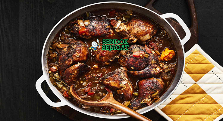 Brown Stew Chicken dengan saus cokelat di piring saji
