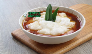 Bubur Sumsum dengan kuah santan gula merah dan taburan kelapa