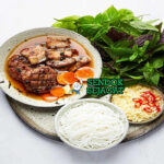 Bún Chả dengan daging panggang dan vermicelli di piring saji