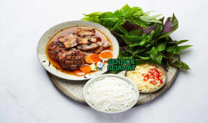 Bún Chả dengan daging panggang dan vermicelli di piring saji