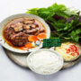 Bún Chả dengan daging panggang dan vermicelli di piring saji