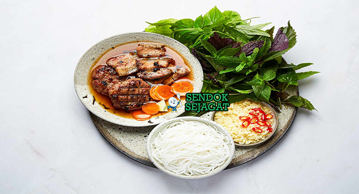 Bún Chả dengan daging panggang dan vermicelli di piring saji