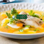 Caldo de Peixe dengan ikan dan kuah tomat di mangkuk