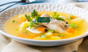 Caldo de Peixe dengan ikan dan kuah tomat di mangkuk
