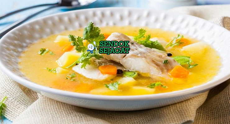 Caldo de Peixe dengan ikan dan kuah tomat di mangkuk