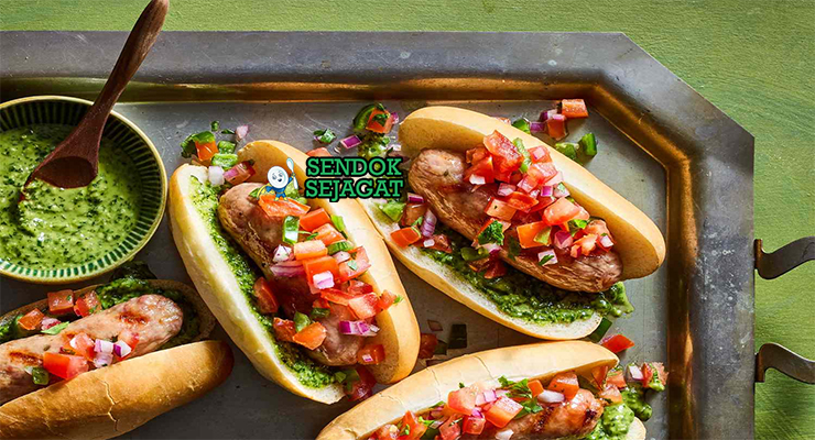 Choripán dengan chorizo panggang dan chimichurri segar