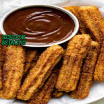 Churros dengan taburan gula kayu manis dan cokelat dip