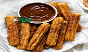 Churros dengan taburan gula kayu manis dan cokelat dip