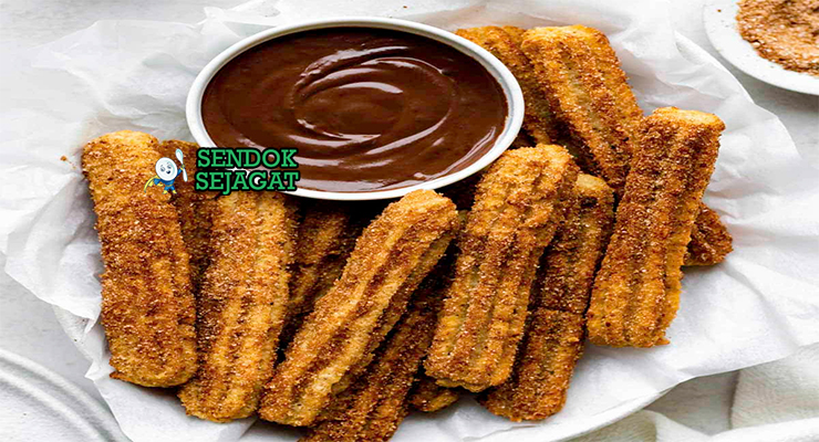 Churros dengan taburan gula kayu manis dan cokelat dip