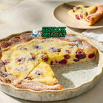 Clafoutis dengan ceri segar dan taburan gula bubuk