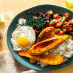 Costa Rican Casado dengan nasi, kacang hitam, ayam, dan pisang goreng